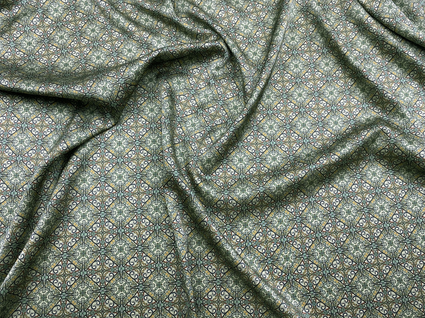 Ткань Шёлк  оливкового цвета с принтом плиточка 46791 3